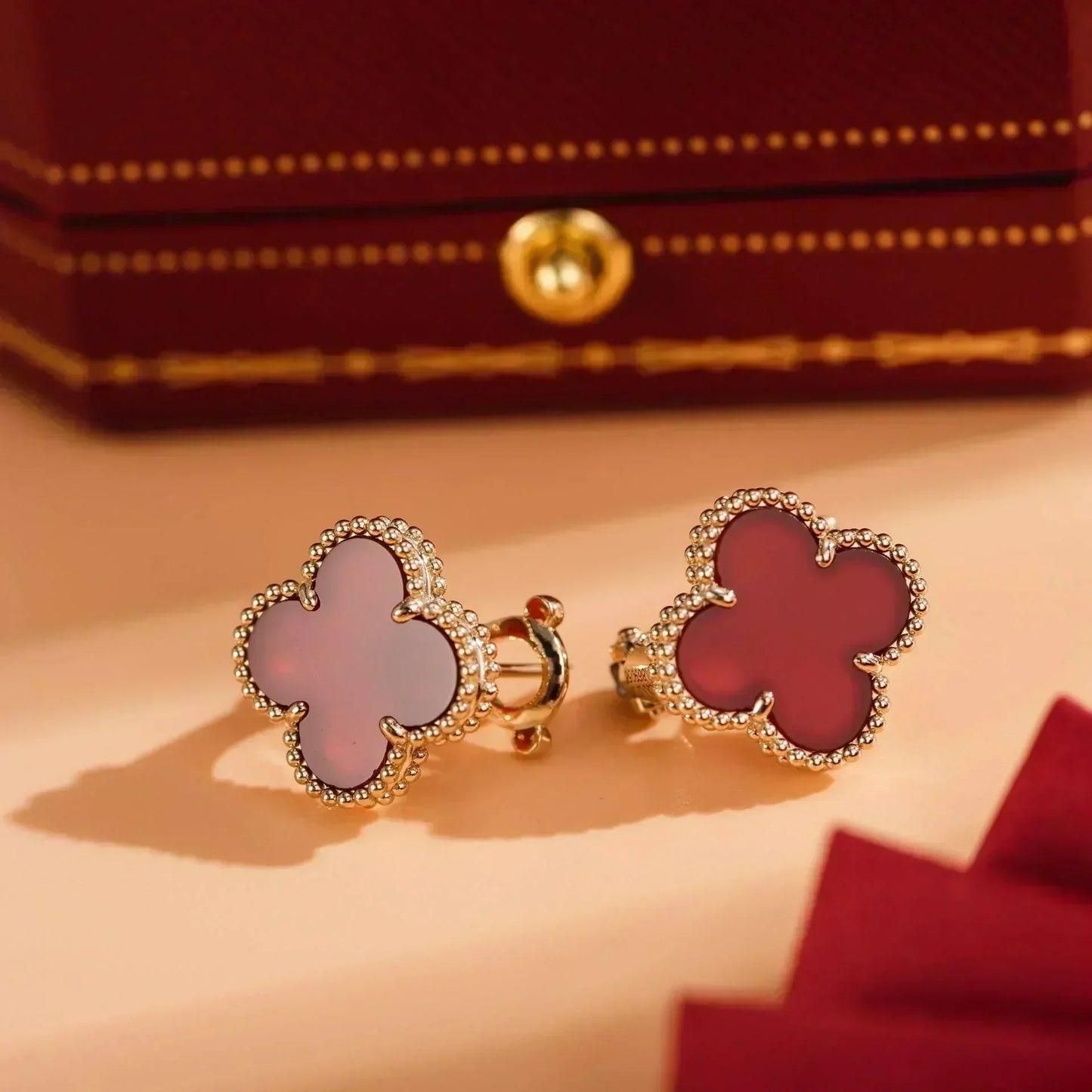 [Bijoux Regalia] BOUCLES D'OREILLES CLOVER MOYENNES 1 MOTIF CORNALINE