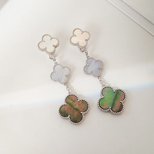 [Joyas Regalia] PENDIENTES DE PLATA CON 3 MOTIVOS DE TRÉBOL Y CALCEDONIA OSCURA