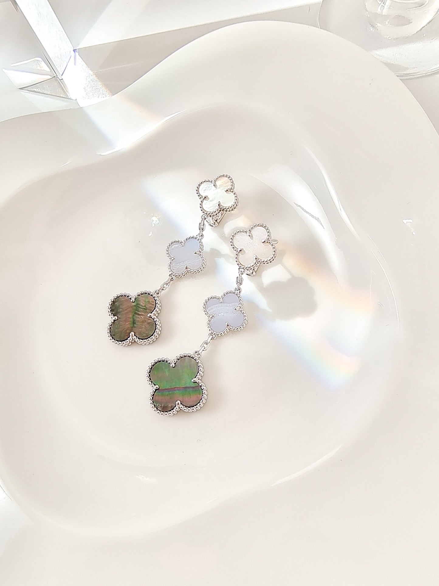 [Joyas Regalia] PENDIENTES DE PLATA CON 3 MOTIVOS DE TRÉBOL Y CALCEDONIA OSCURA