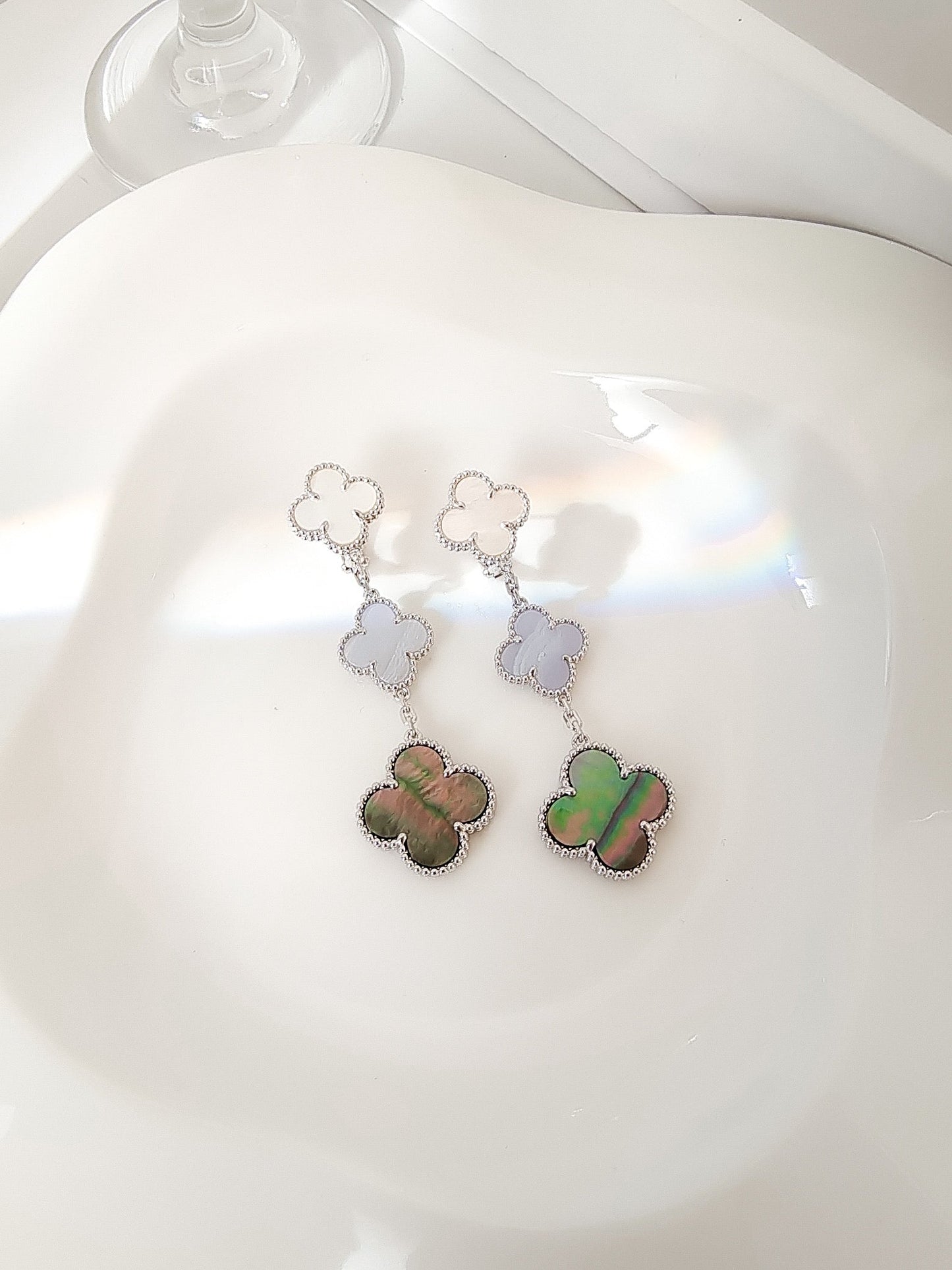 [Joyas Regalia] PENDIENTES DE PLATA CON 3 MOTIVOS DE TRÉBOL Y CALCEDONIA OSCURA