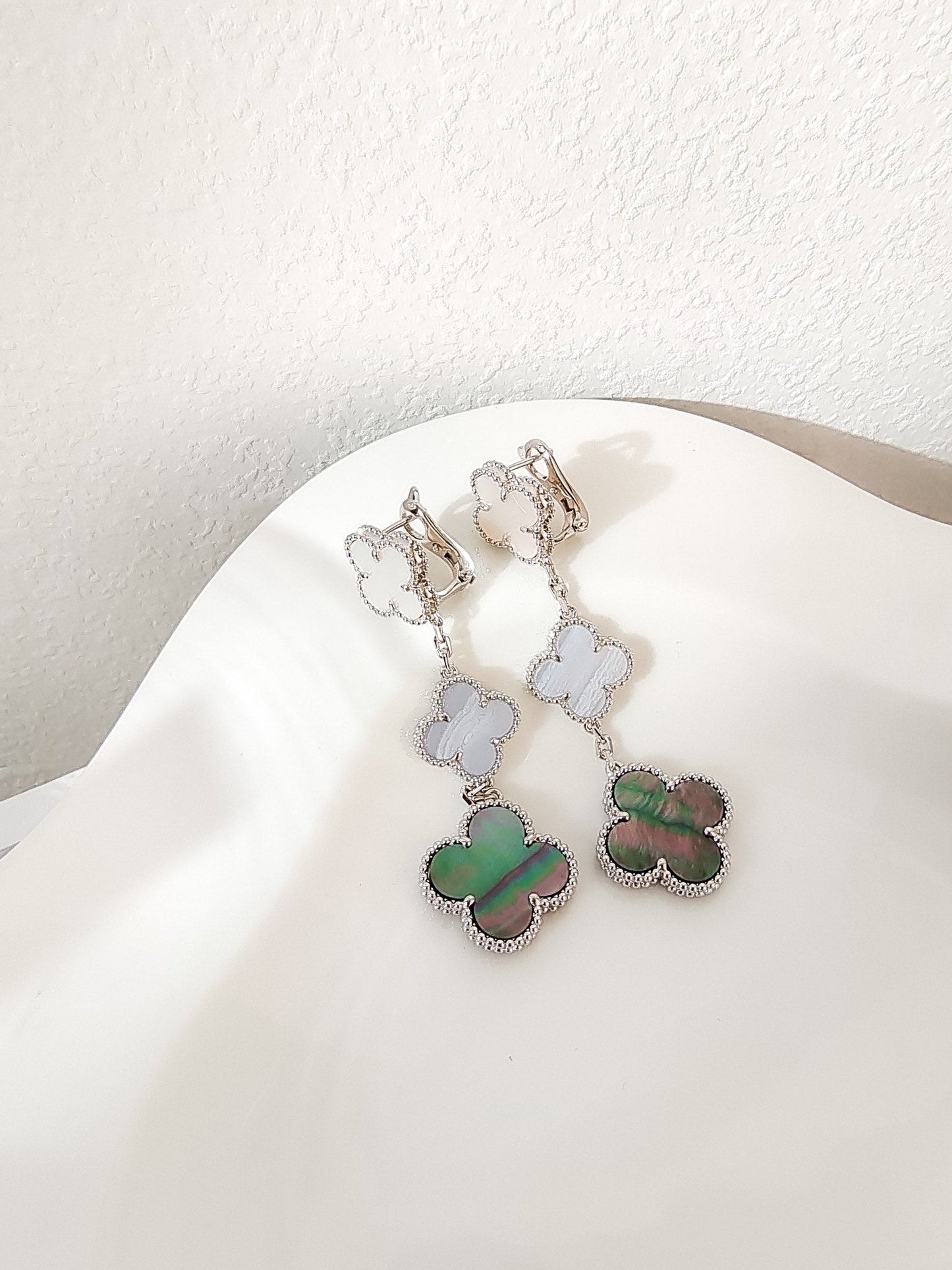 [Joyas Regalia] PENDIENTES DE PLATA CON 3 MOTIVOS DE TRÉBOL Y CALCEDONIA OSCURA