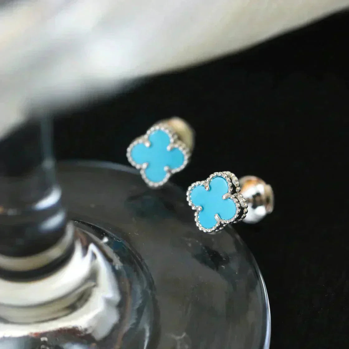 [Joyas Regalia] MINI PENDIENTES DE TÉ TRÉBOL DE 9,5 MM DE ÓNIX EN PLATA