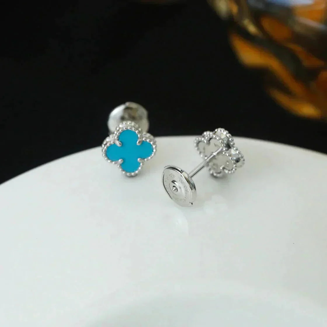 [Joyas Regalia] MINI PENDIENTES DE TÉ TRÉBOL DE 9,5 MM DE ÓNIX EN PLATA