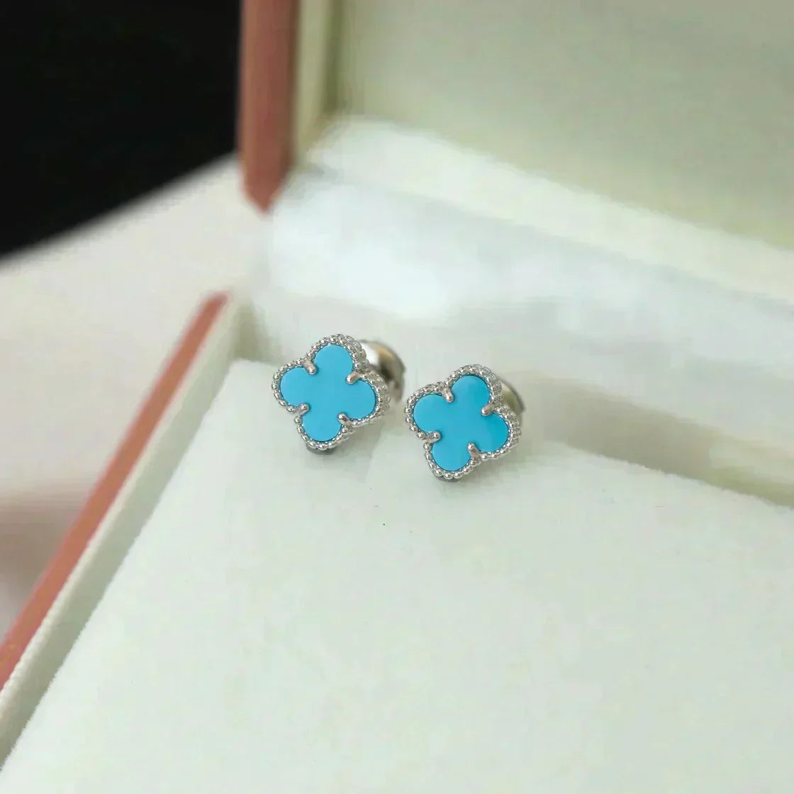 [Joyas Regalia] MINI PENDIENTES DE TÉ TRÉBOL DE 9,5 MM DE ÓNIX EN PLATA