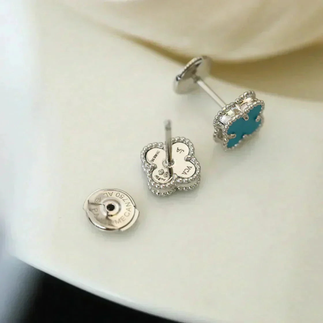 [Joyas Regalia] MINI PENDIENTES DE TÉ TRÉBOL DE 9,5 MM DE ÓNIX EN PLATA