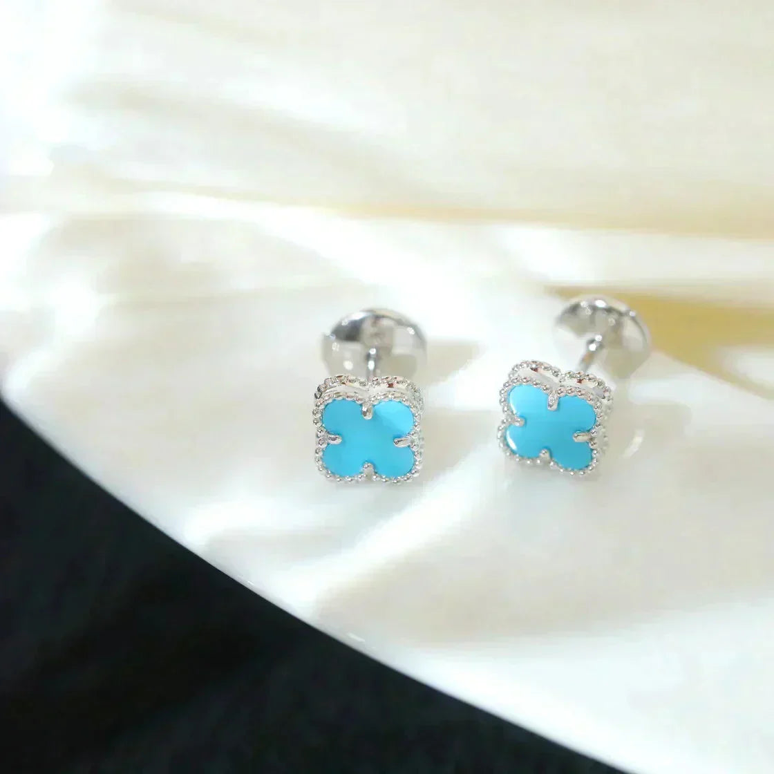 [Joyas Regalia] MINI PENDIENTES DE TÉ TRÉBOL DE 9,5 MM DE ÓNIX EN PLATA