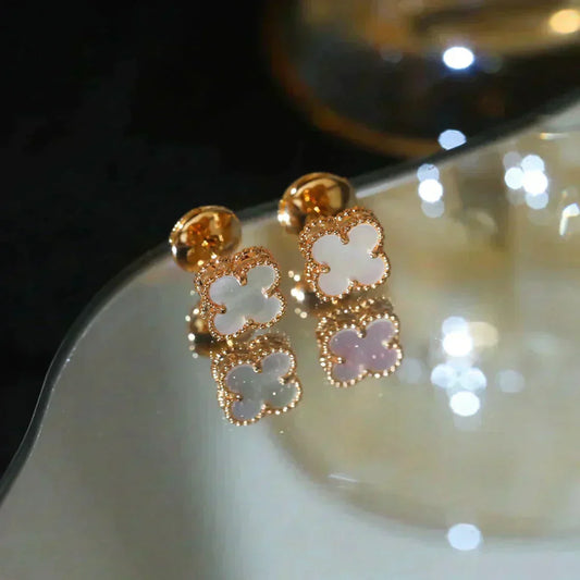 [Joyas Regalia] PENDIENTES MINI TRÉBOL DE 9,5 MM DE MOPA BLANCA