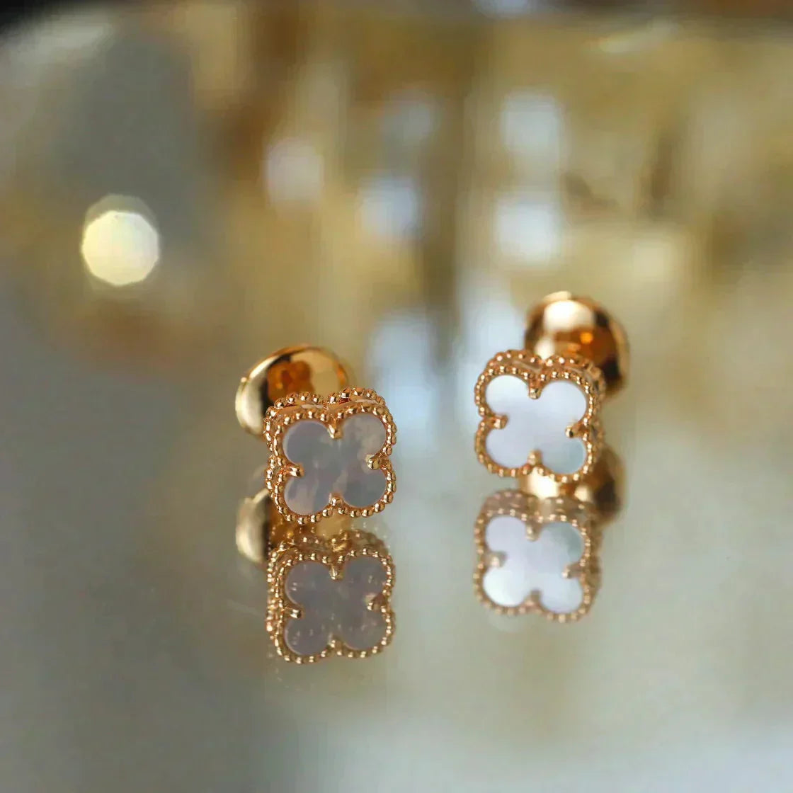 [Joyas Regalia] PENDIENTES MINI TRÉBOL DE 9,5 MM DE MOPA BLANCA