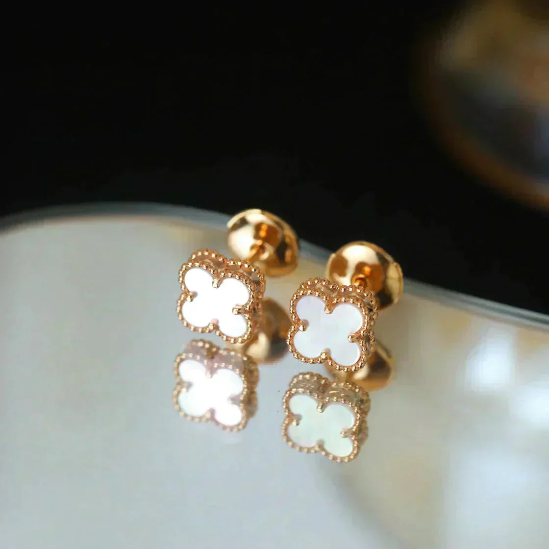 [Joyas Regalia] PENDIENTES MINI TRÉBOL DE 9,5 MM DE MOPA BLANCA