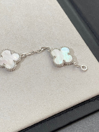 [Joyas Regalia] PULSERA DE PLATA CON 5 MOTIVOS DE TRÉBOL 