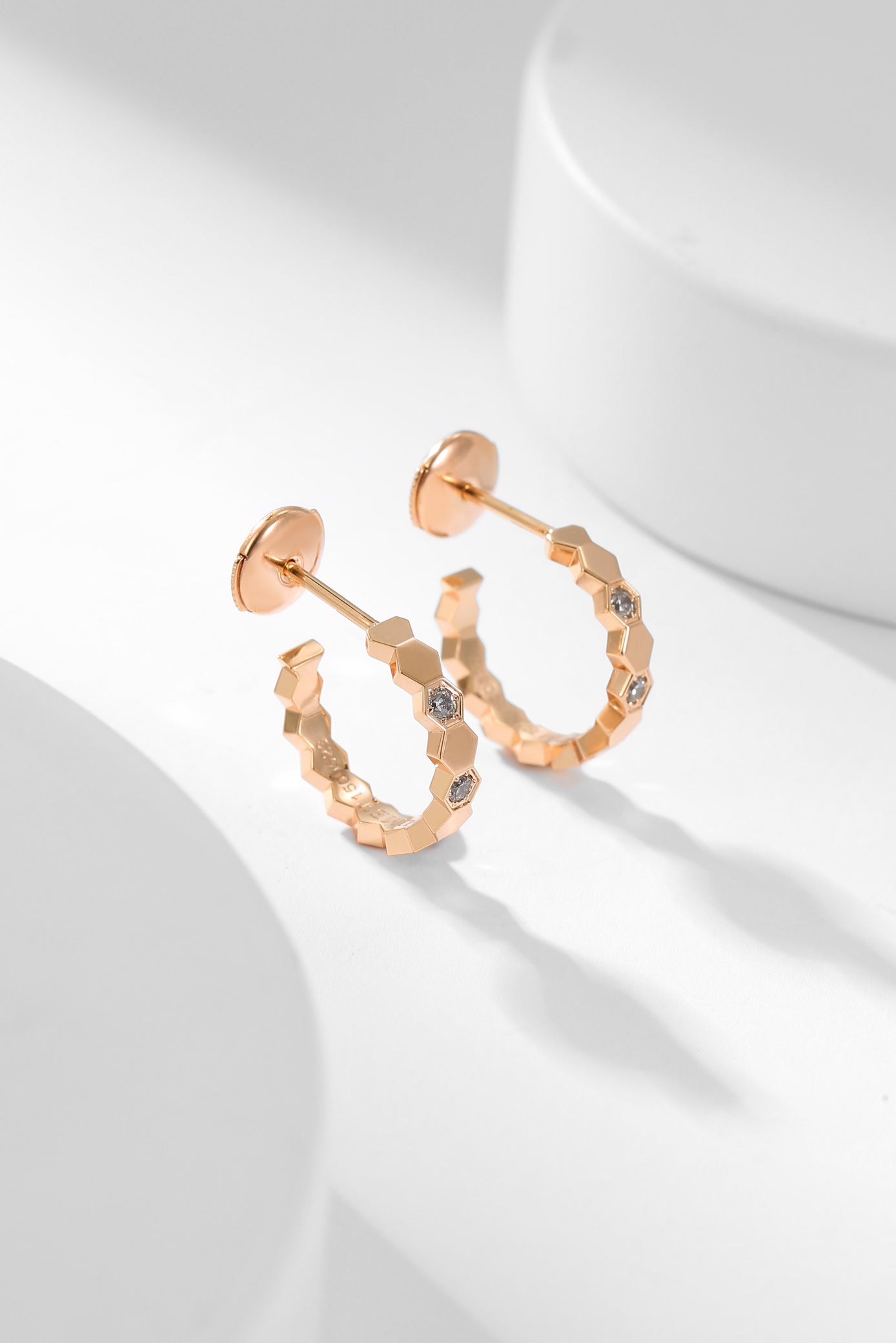 [Regalia jewelry]BEE LOVE DIAMOND HOOP EARRINGS