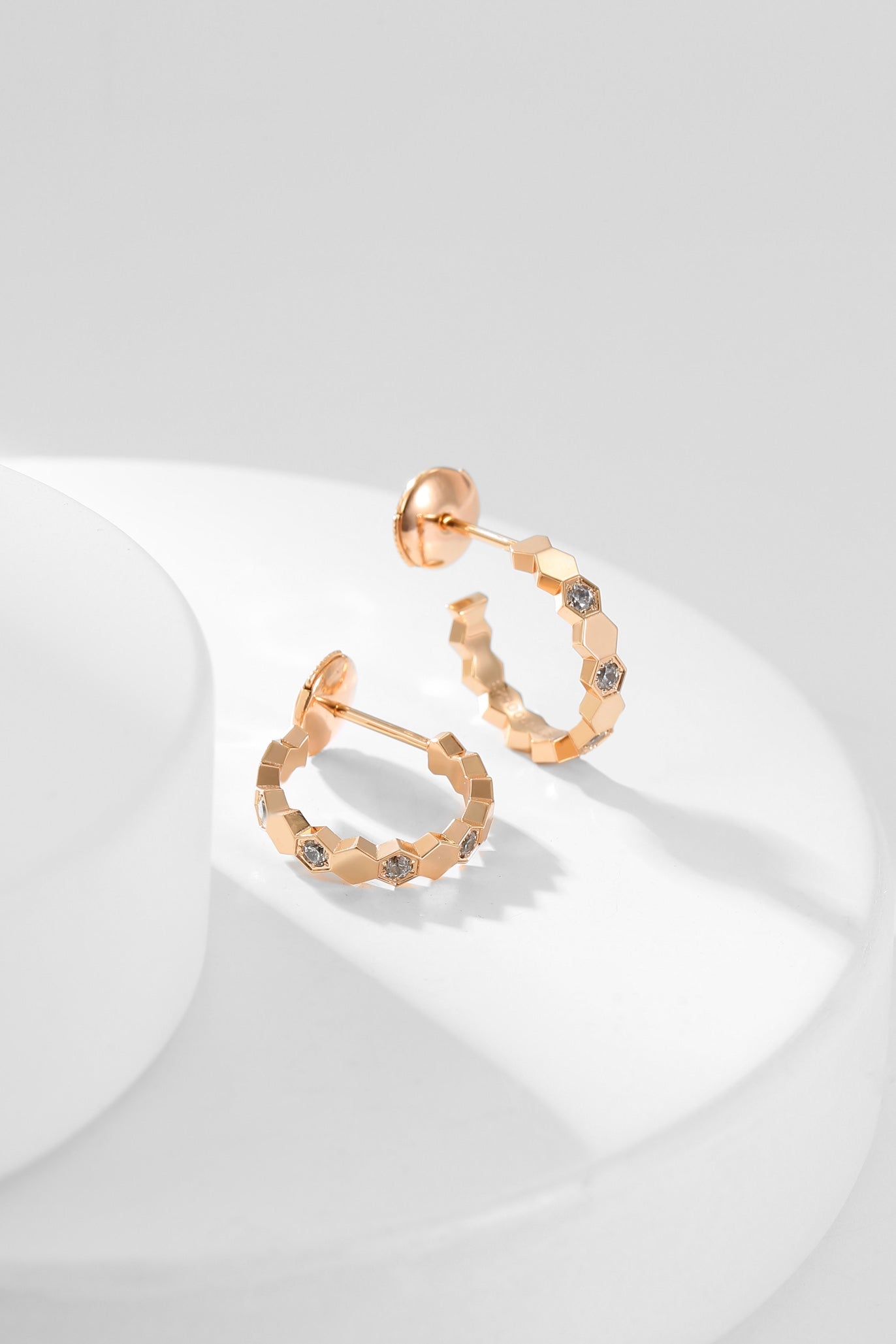 [Regalia jewelry]BEE LOVE DIAMOND HOOP EARRINGS