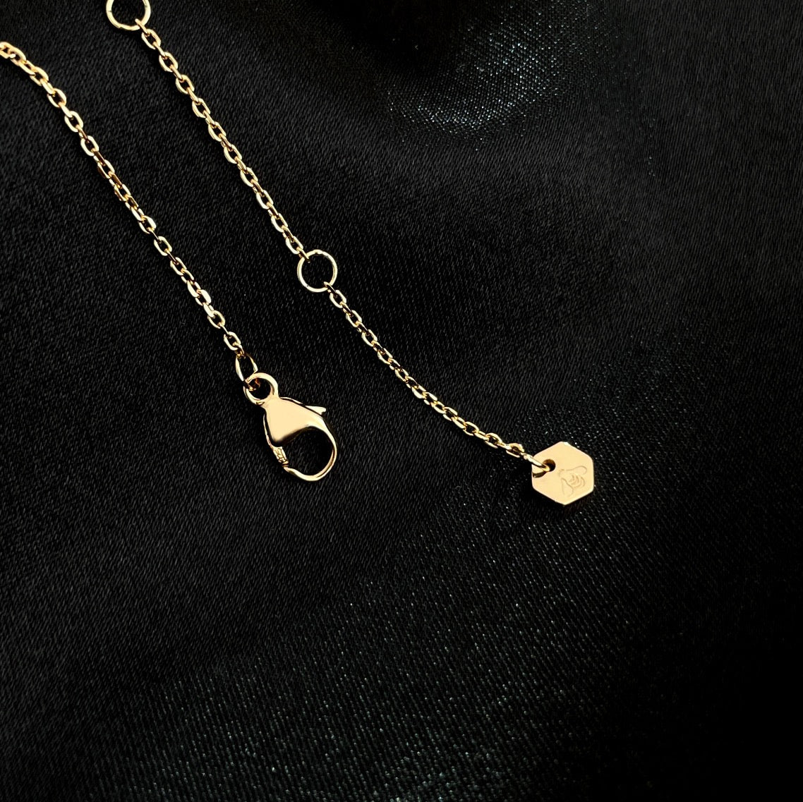 [Joyas Regalia] MINI COLLAR DE ABEJA