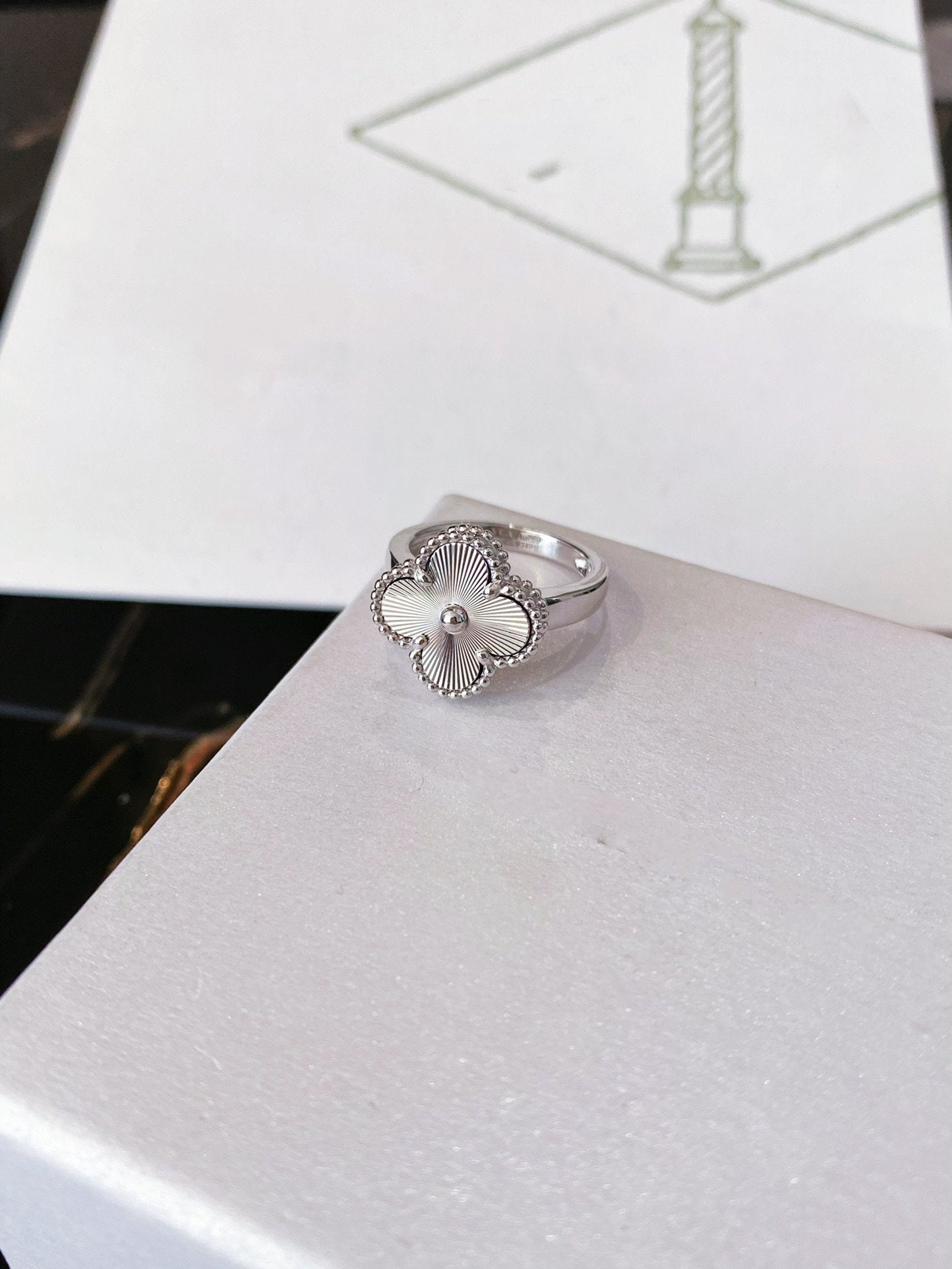 [Joyas Regalia] ANILLO DE PLATA CON TRÉBOL