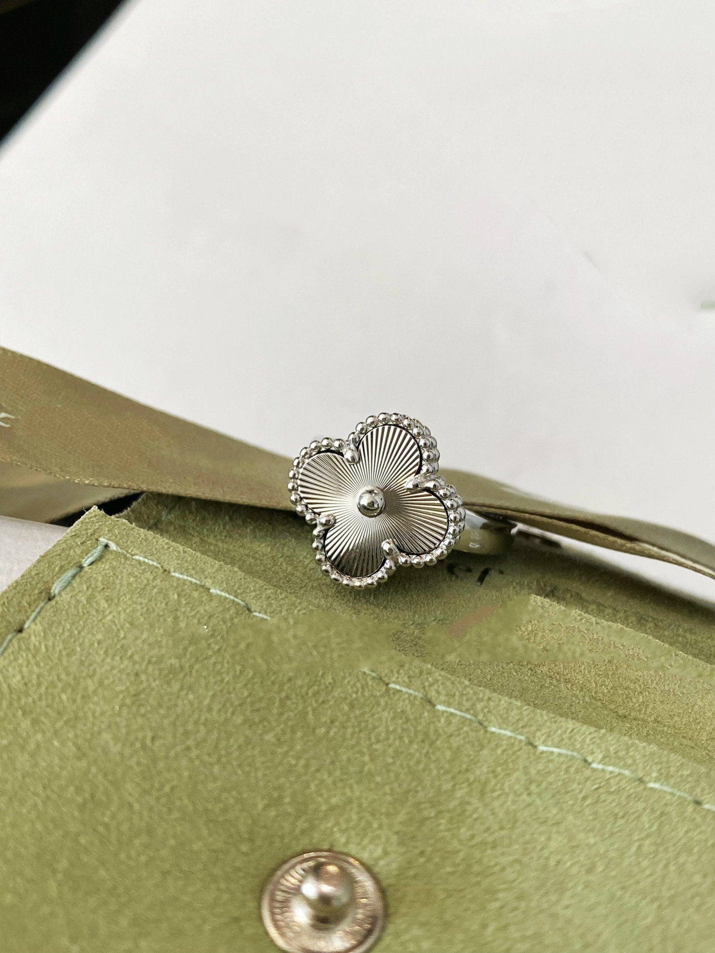 [Joyas Regalia] ANILLO DE PLATA CON TRÉBOL
