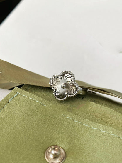 [Joyas Regalia] ANILLO DE PLATA CON TRÉBOL