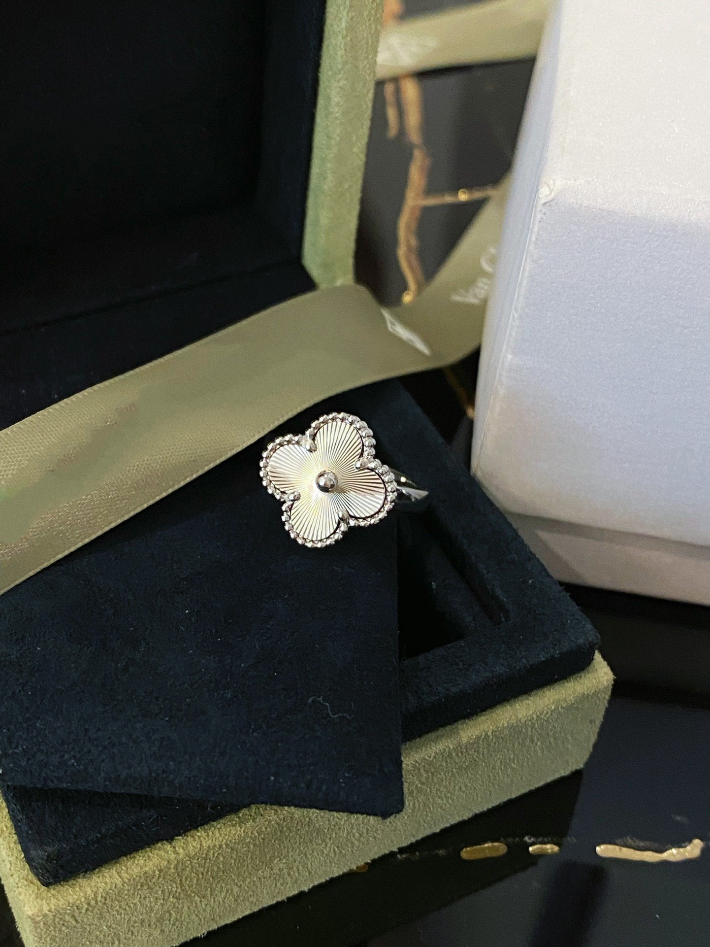[Joyas Regalia] ANILLO DE PLATA CON TRÉBOL