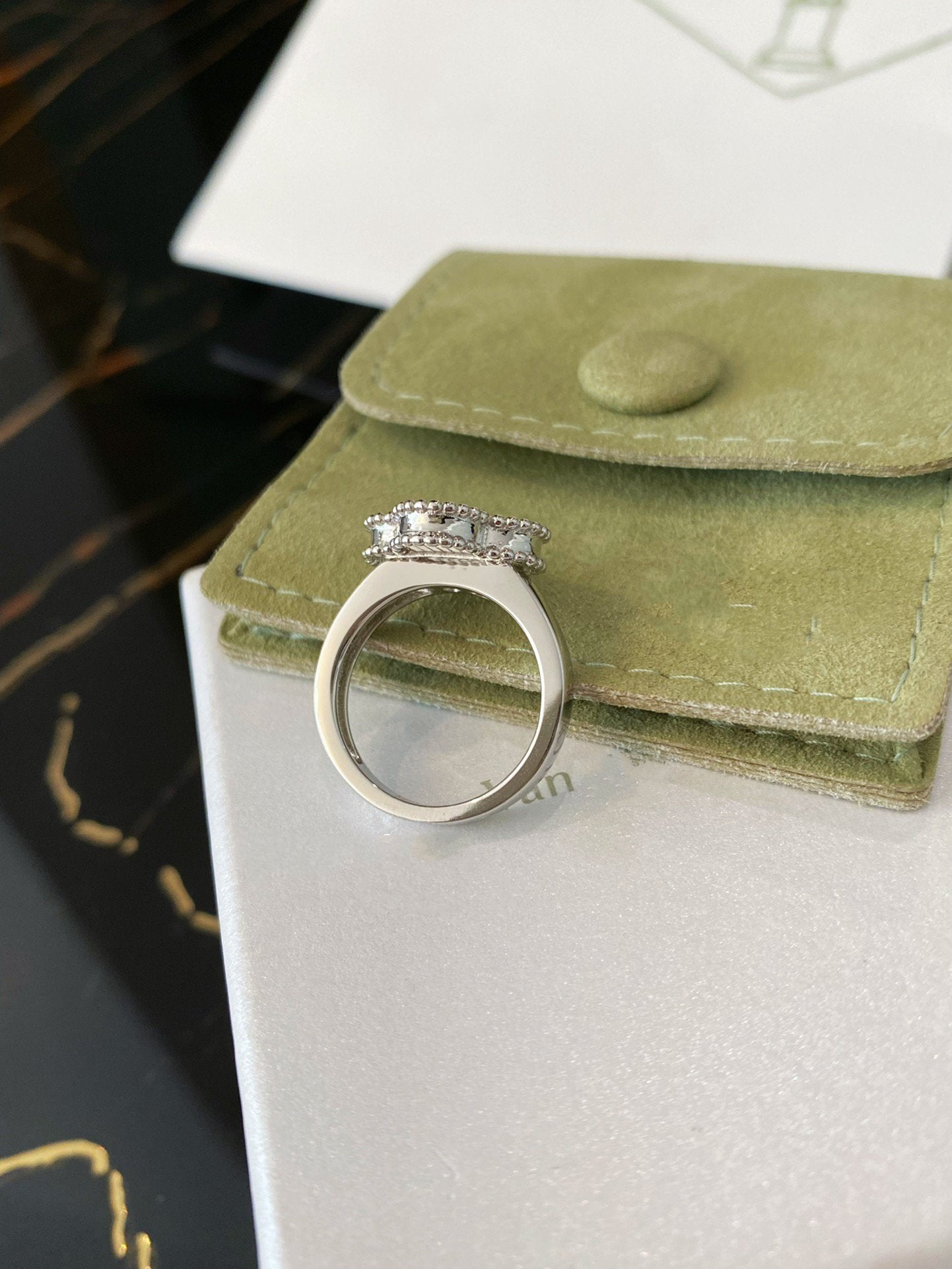[Joyas Regalia] ANILLO DE PLATA CON TRÉBOL