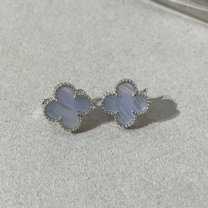 [Bijoux Regalia]Boucles d'oreilles clous en argent et calcédoine avec trèfle