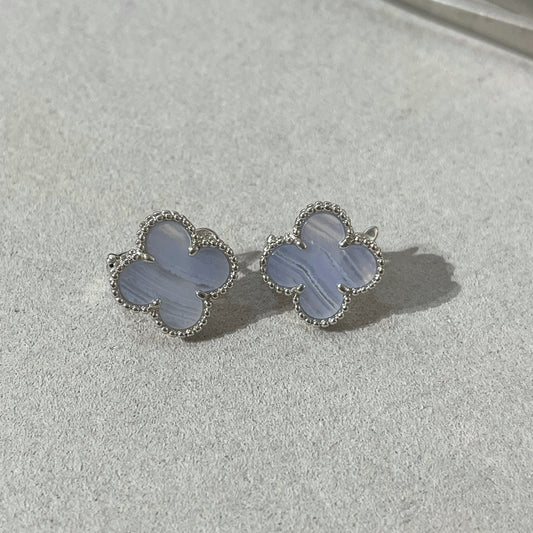 [Bijoux Regalia]Boucles d'oreilles clous en argent et calcédoine avec trèfle