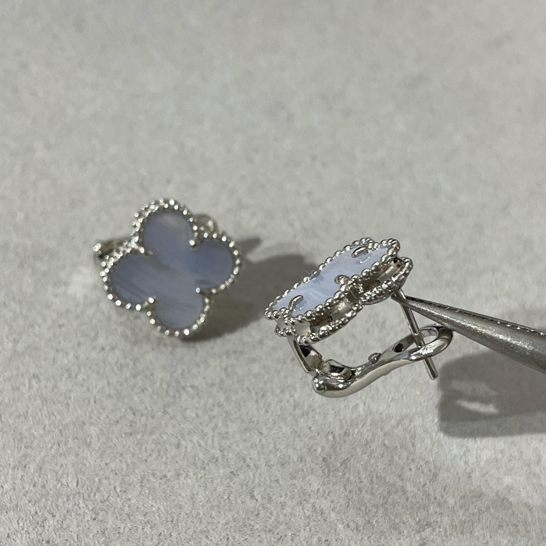 [Bijoux Regalia]Boucles d'oreilles clous en argent et calcédoine avec trèfle
