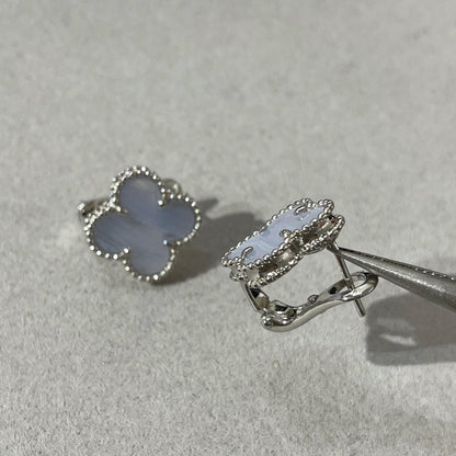 [Bijoux Regalia]Boucles d'oreilles clous en argent et calcédoine avec trèfle
