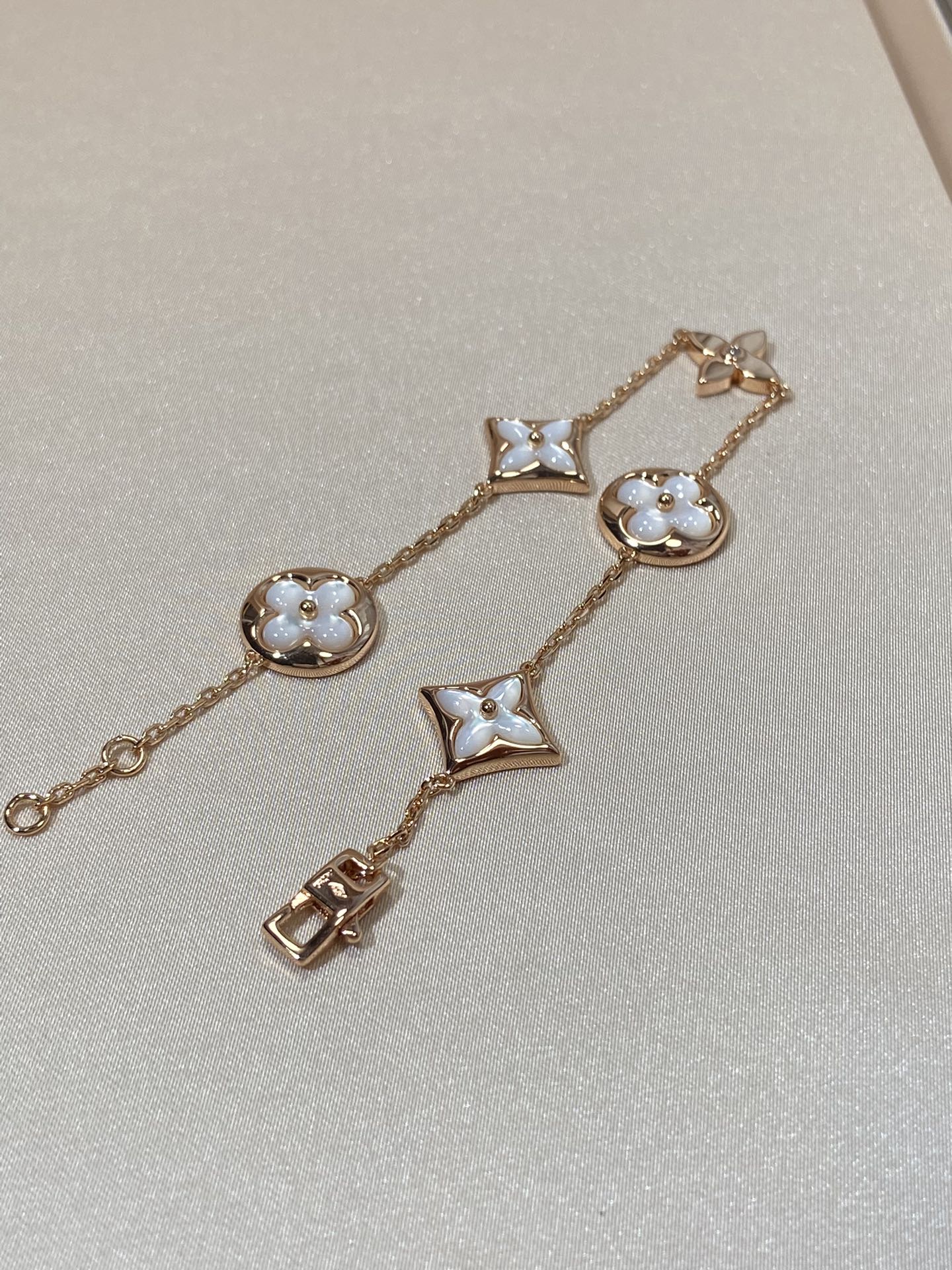 [Regalia jewelry]STAR AND SUN 5 MOTIF MOP PINK GOLD BRACELET