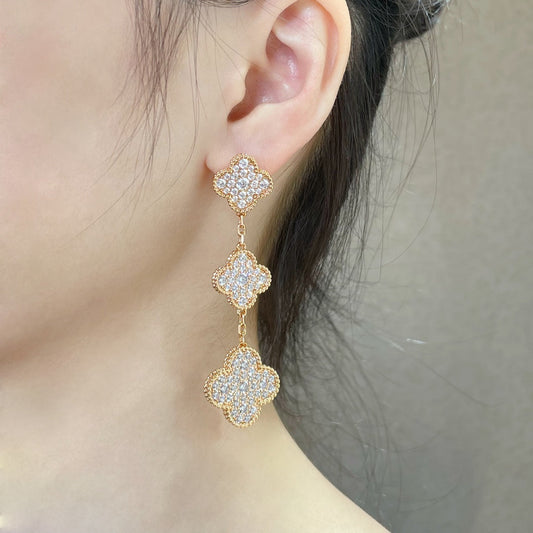 [Joyas Regalia] PENDIENTES DE ORO ROSA CON 3 MOTIVOS DE TRÉBOL Y DIAMANTES PAVÉADOS