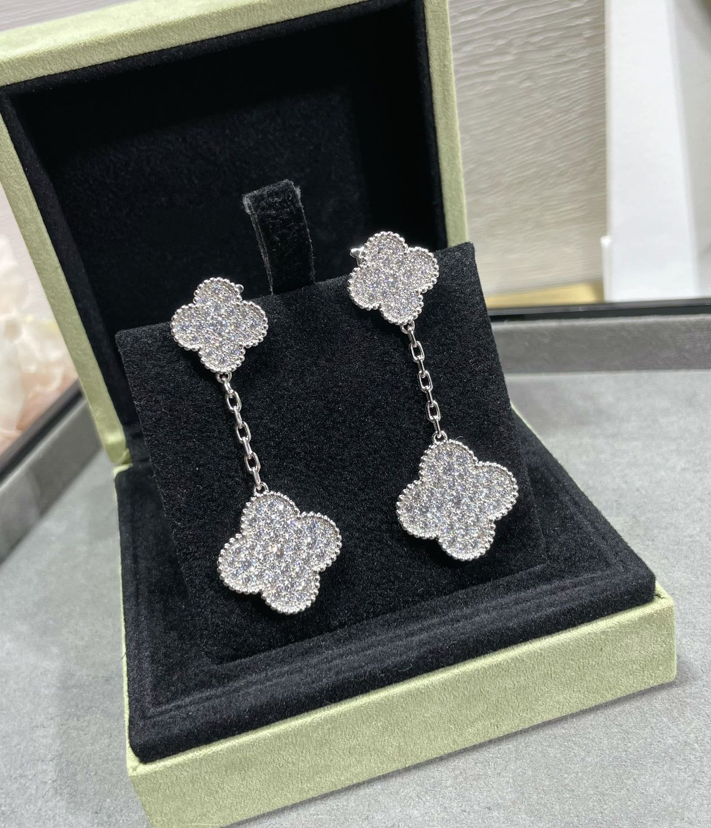 [Joyas Regalia] PENDIENTES DE PLATA CON 2 MOTIVOS DE TRÉBOL Y DIAMANTES PAVÉ
