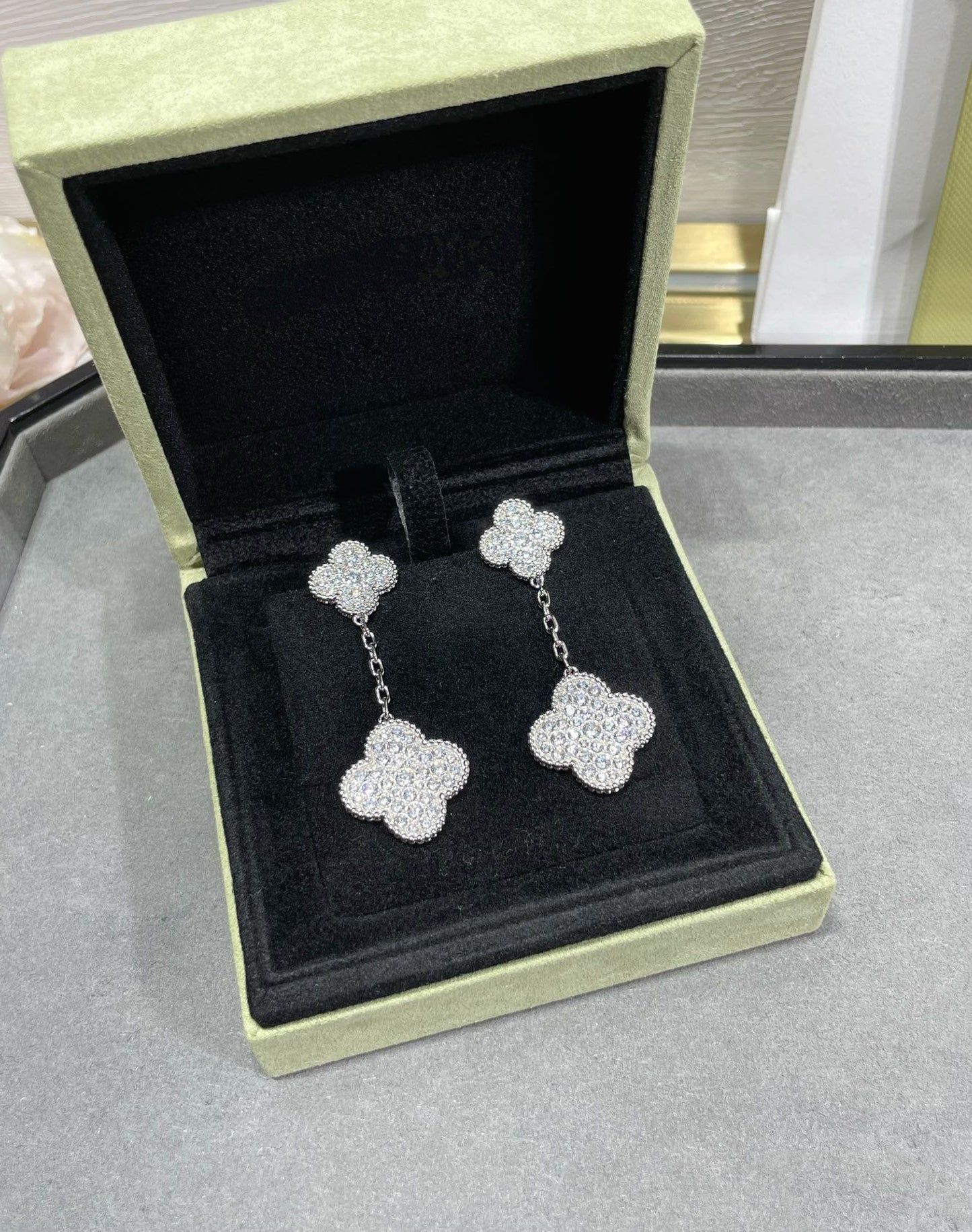 [Joyas Regalia] PENDIENTES DE PLATA CON 2 MOTIVOS DE TRÉBOL Y DIAMANTES PAVÉ