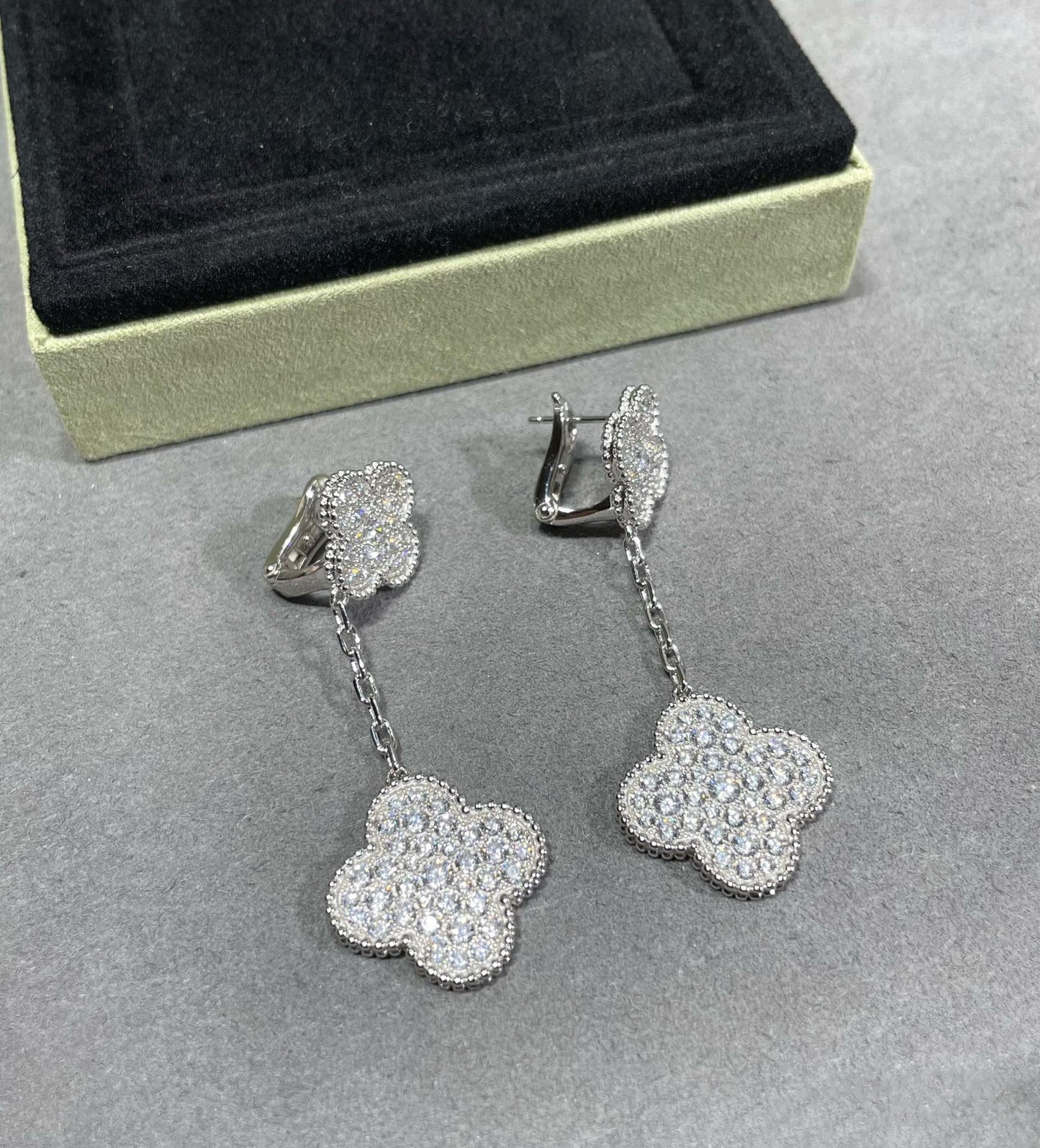 [Joyas Regalia] PENDIENTES DE PLATA CON 2 MOTIVOS DE TRÉBOL Y DIAMANTES PAVÉ