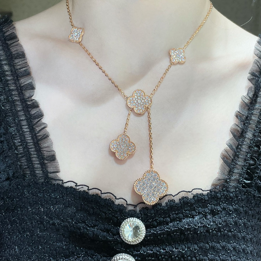 [Joyas Regalia] COLLAR CON 6 MOTIVOS DE TRÉBOL Y DIAMANTES PAVÉ