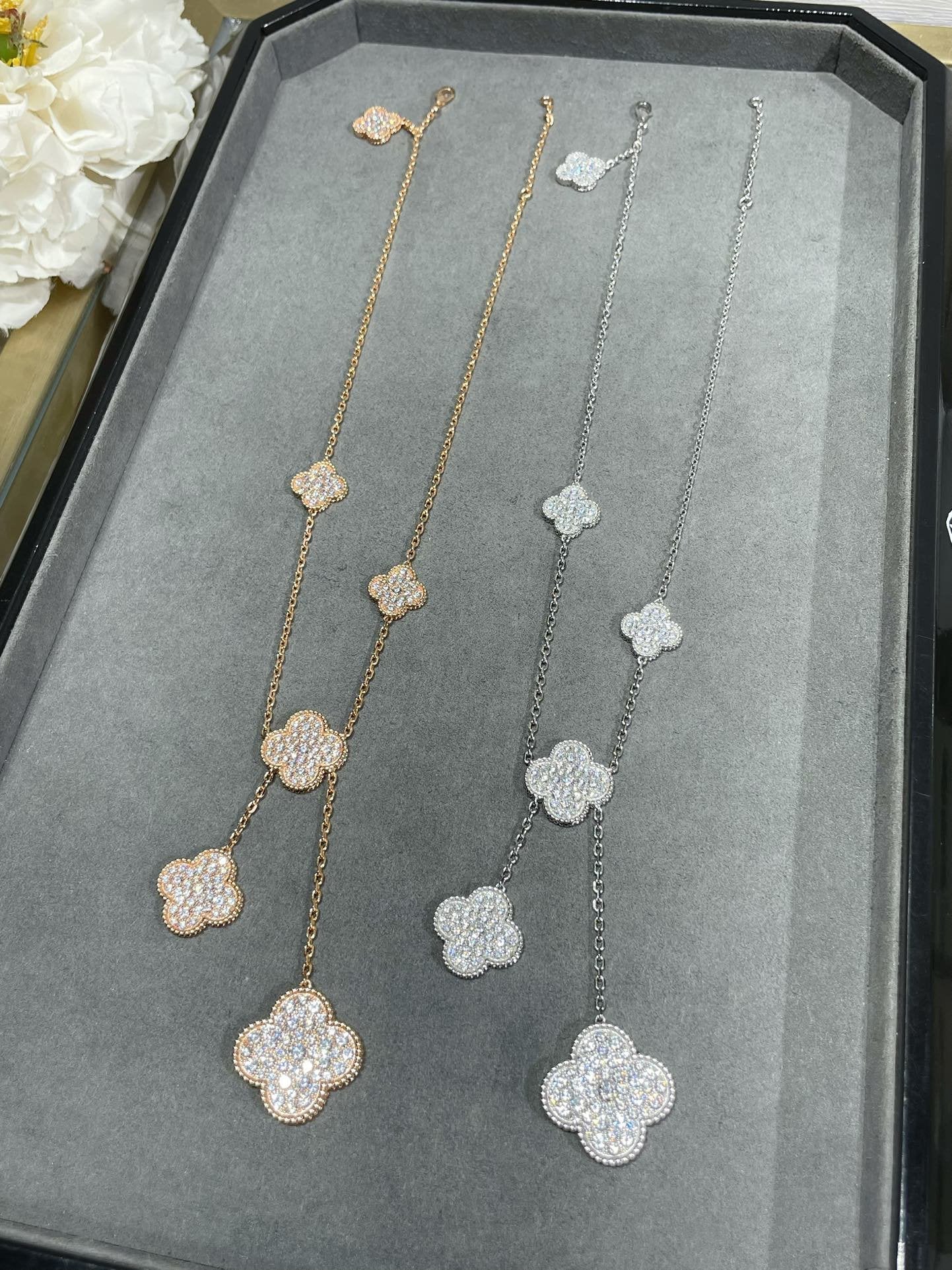 [Joyas Regalia] COLLAR CON 6 MOTIVOS DE TRÉBOL Y DIAMANTES PAVÉ