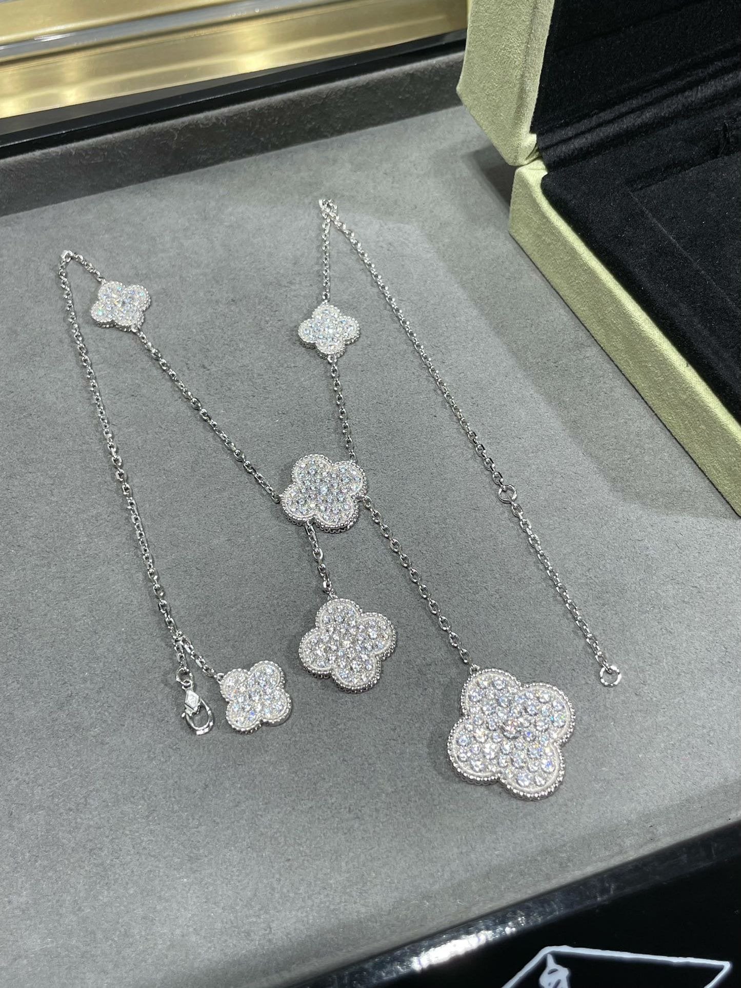 [Joyas Regalia] COLLAR CON 6 MOTIVOS DE TRÉBOL Y DIAMANTES PAVÉ