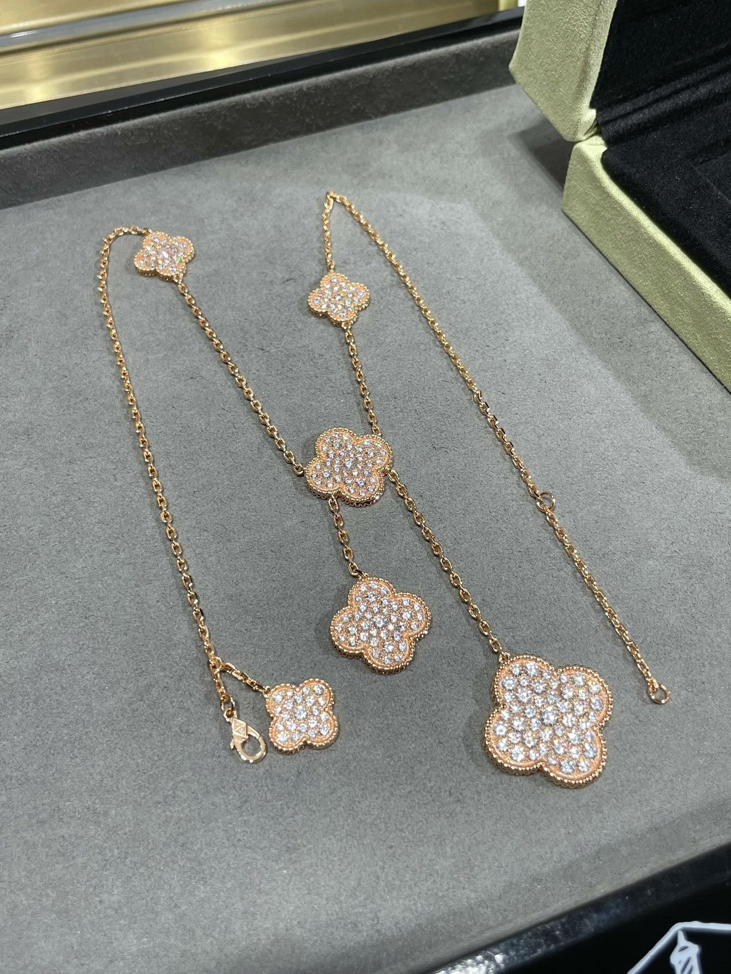 [Joyas Regalia] COLLAR CON 6 MOTIVOS DE TRÉBOL Y DIAMANTES PAVÉ