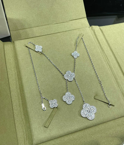 [Joyas Regalia] COLLAR CON 6 MOTIVOS DE TRÉBOL Y DIAMANTES PAVÉ