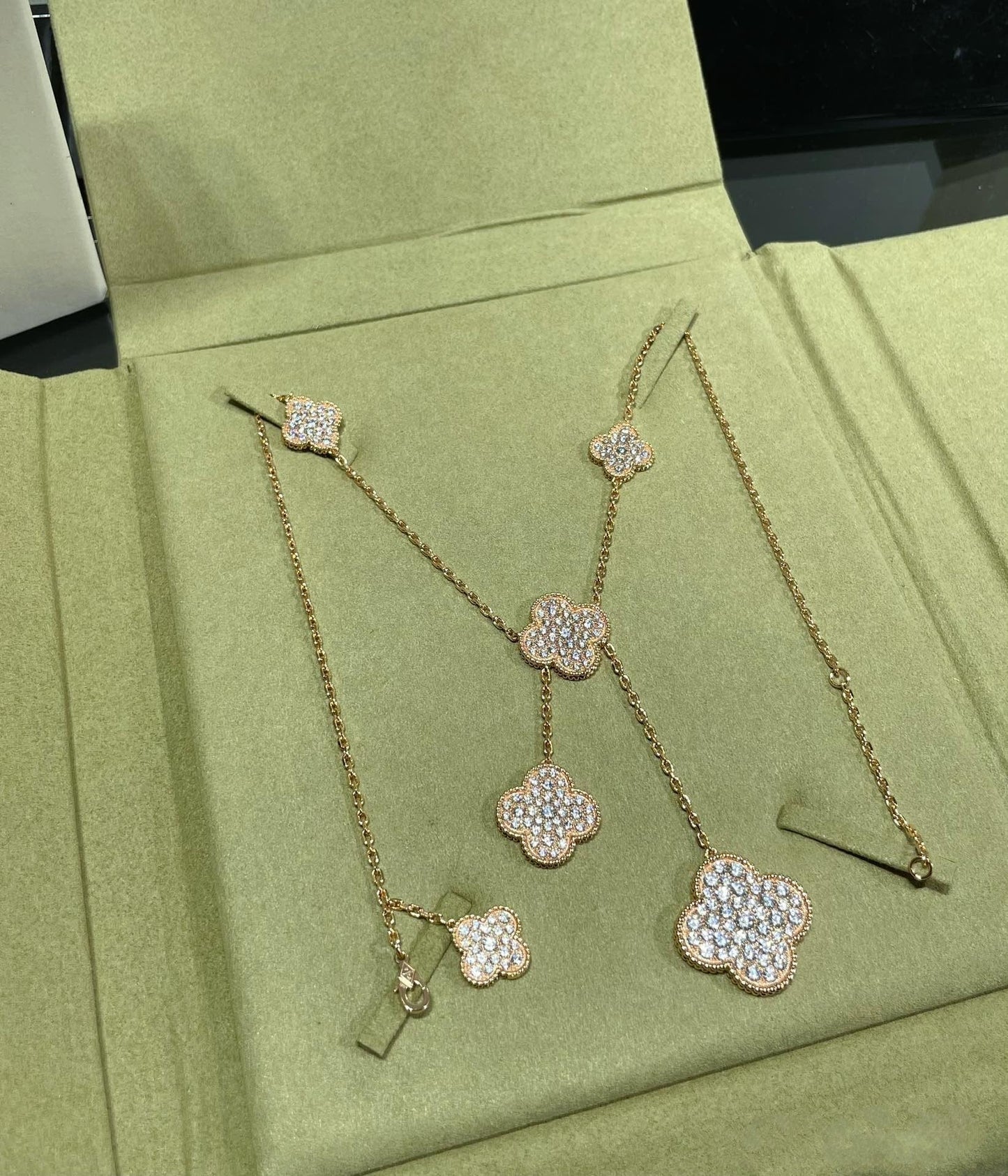 [Joyas Regalia] COLLAR CON 6 MOTIVOS DE TRÉBOL Y DIAMANTES PAVÉ