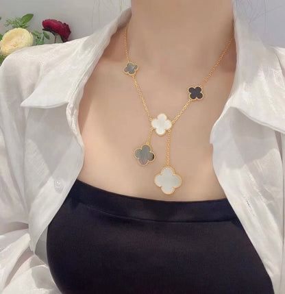 [Joyas Regalia] COLLAR DE ORO CON ÓNIX Y 6 MOTIVOS DE TRÉBOL 