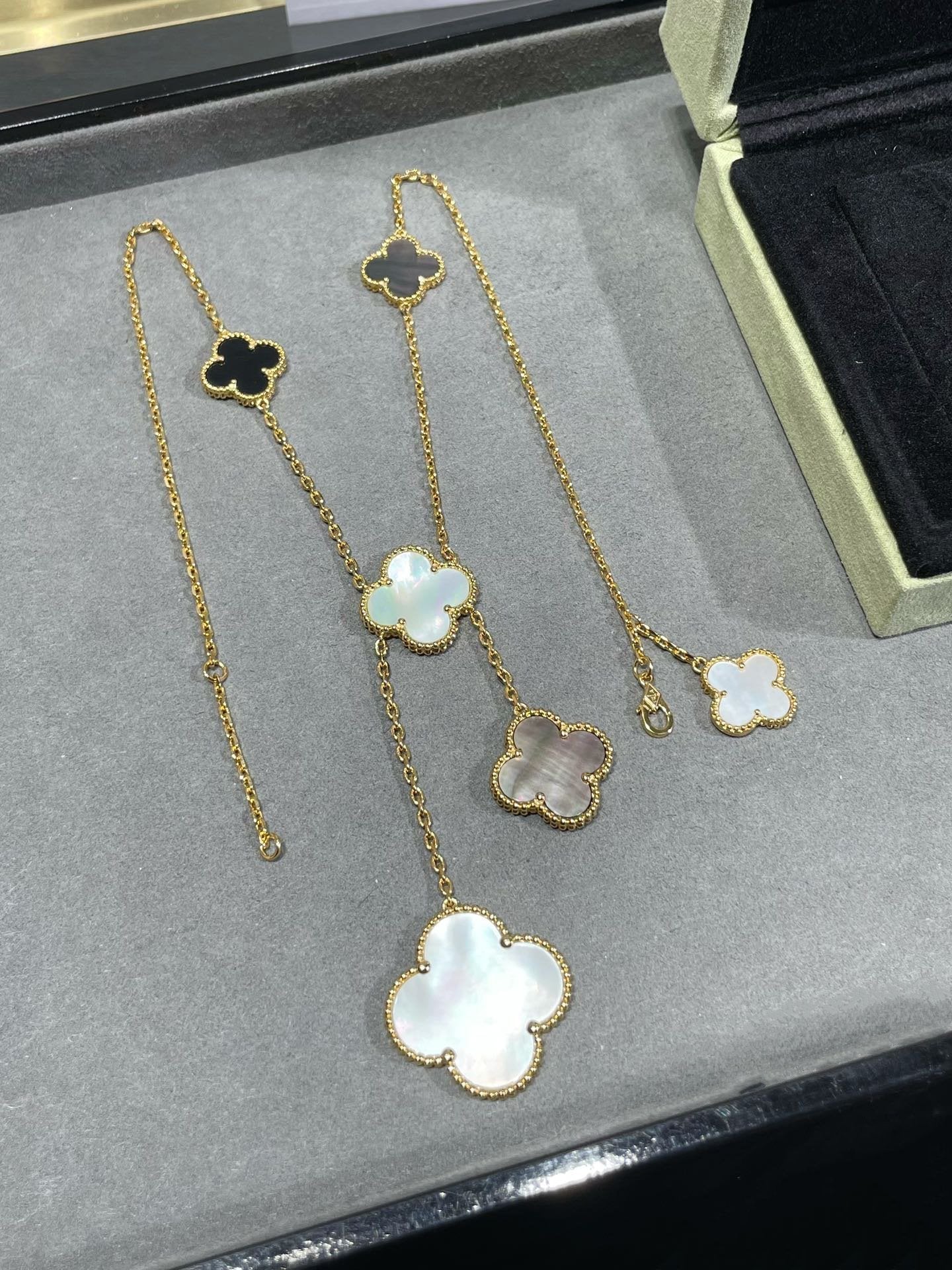 [Joyas Regalia] COLLAR DE ORO CON ÓNIX Y 6 MOTIVOS DE TRÉBOL 