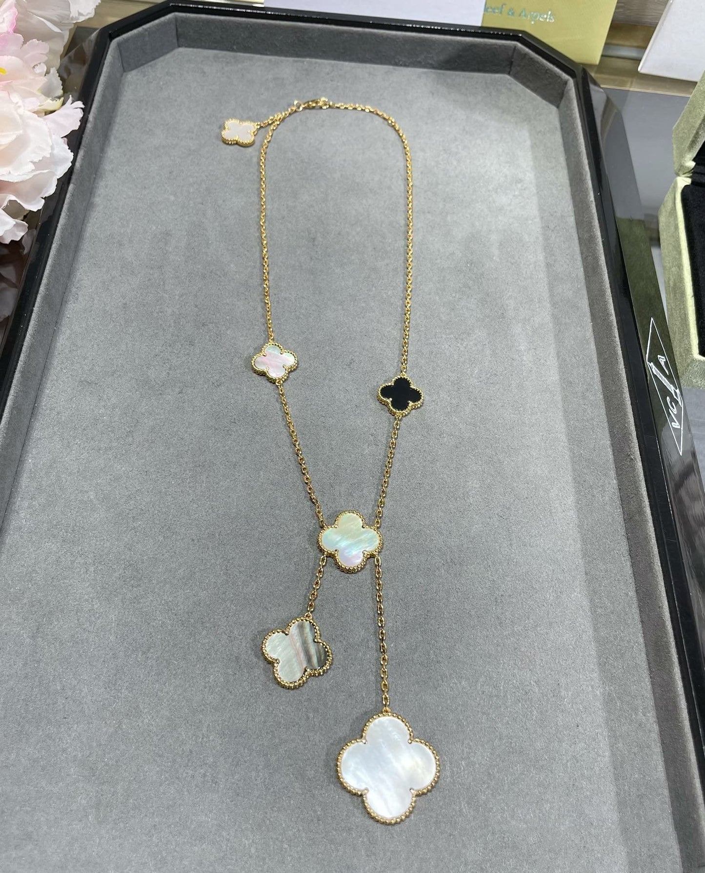 [Joyas Regalia] COLLAR DE ORO CON ÓNIX Y 6 MOTIVOS DE TRÉBOL 