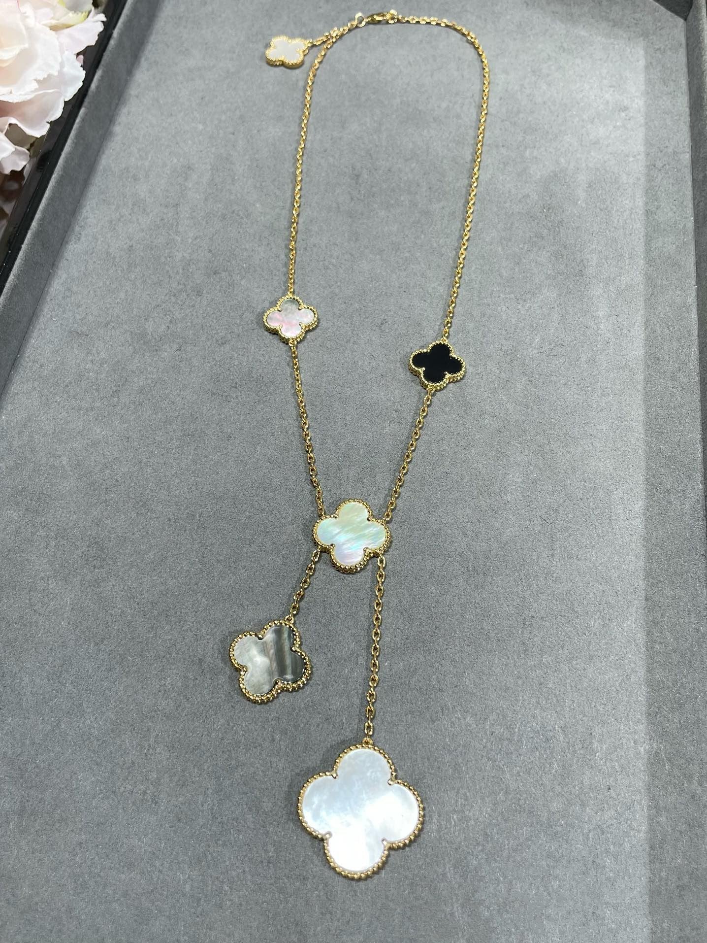 [Joyas Regalia] COLLAR DE ORO CON ÓNIX Y 6 MOTIVOS DE TRÉBOL 