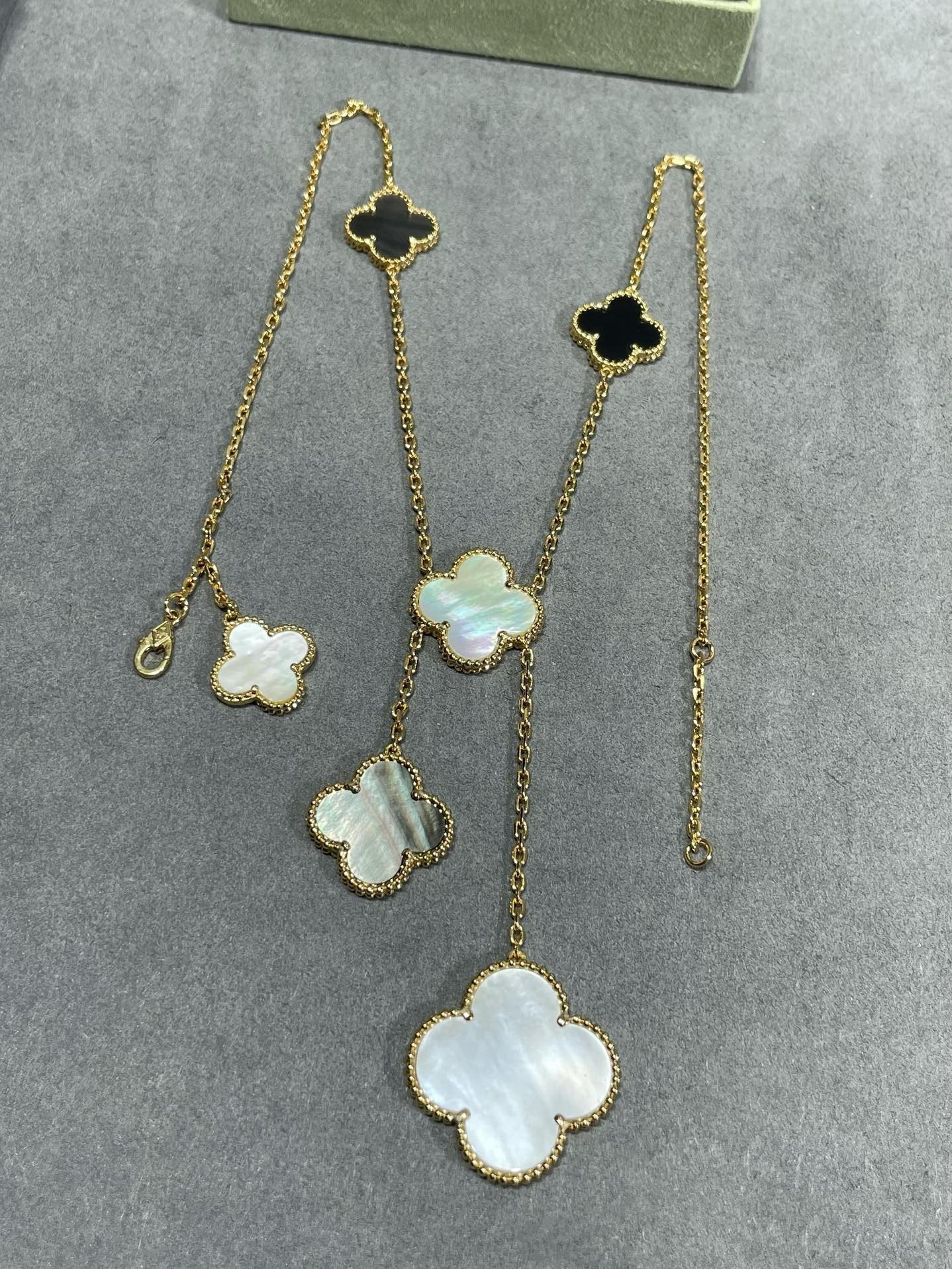 [Joyas Regalia] COLLAR DE ORO CON ÓNIX Y 6 MOTIVOS DE TRÉBOL 
