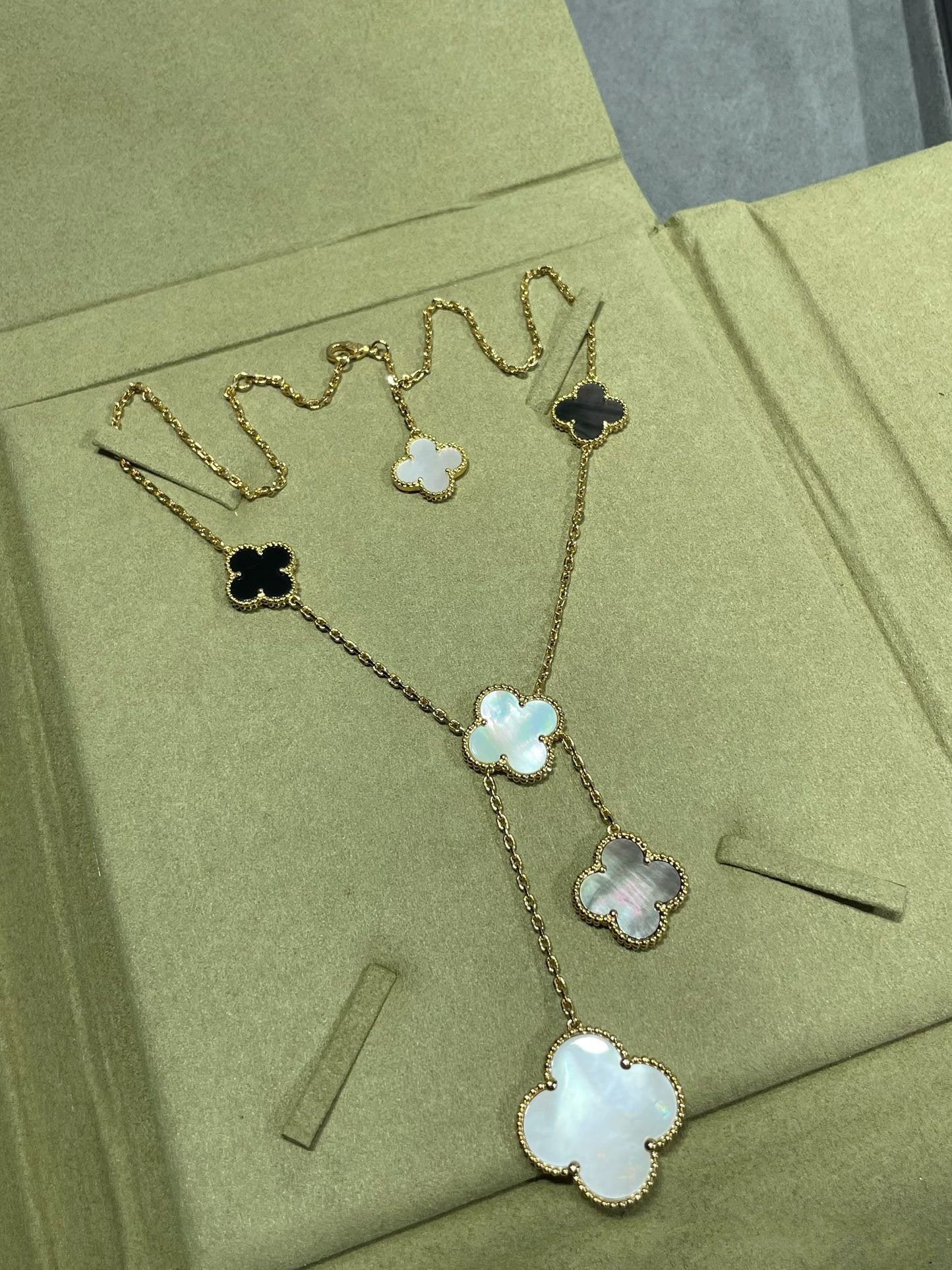 [Joyas Regalia] COLLAR DE ORO CON ÓNIX Y 6 MOTIVOS DE TRÉBOL 