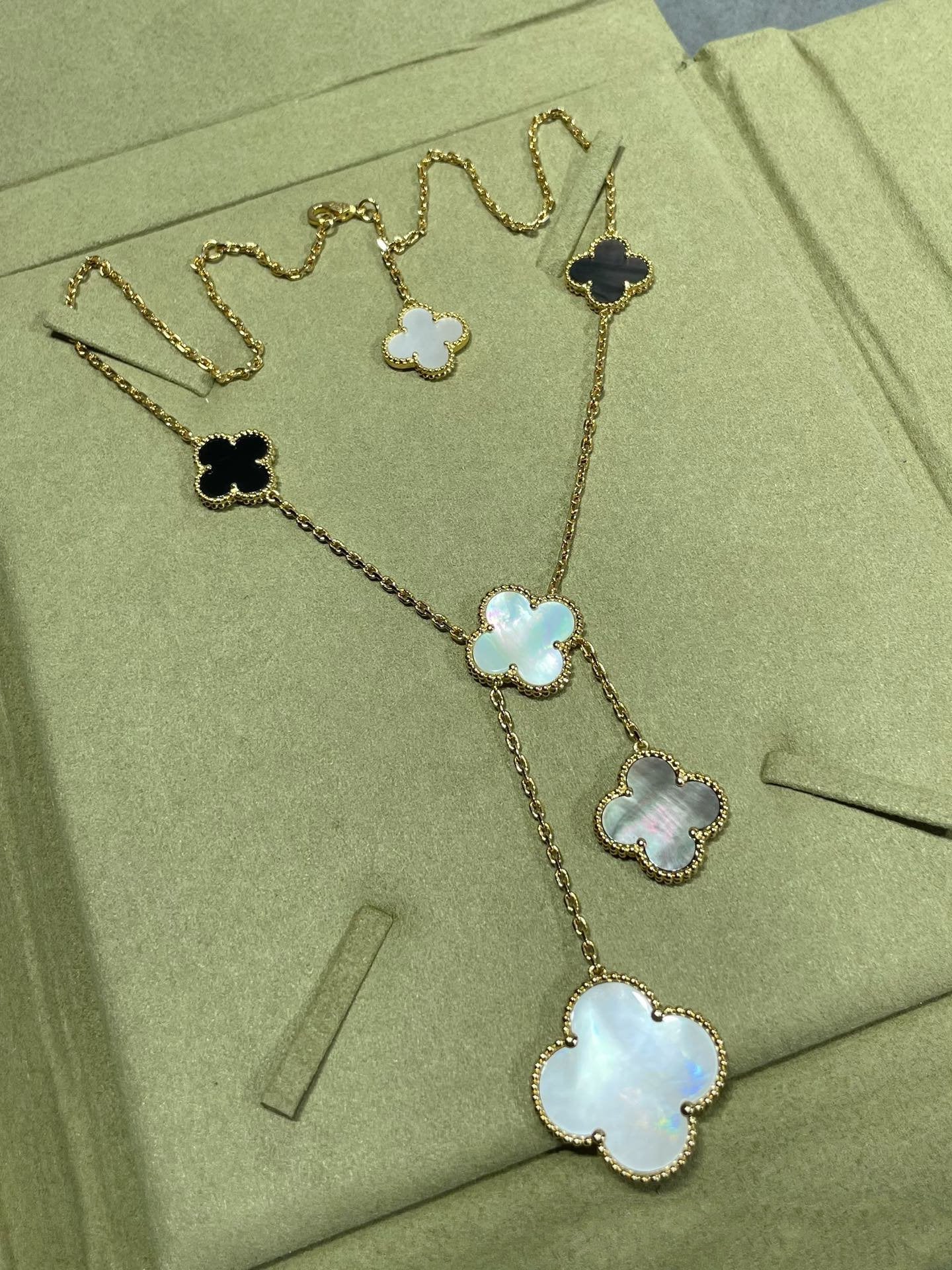 [Joyas Regalia] COLLAR DE ORO CON ÓNIX Y 6 MOTIVOS DE TRÉBOL 