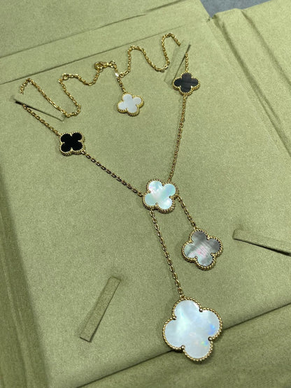 [Joyas Regalia] COLLAR DE ORO CON ÓNIX Y 6 MOTIVOS DE TRÉBOL 