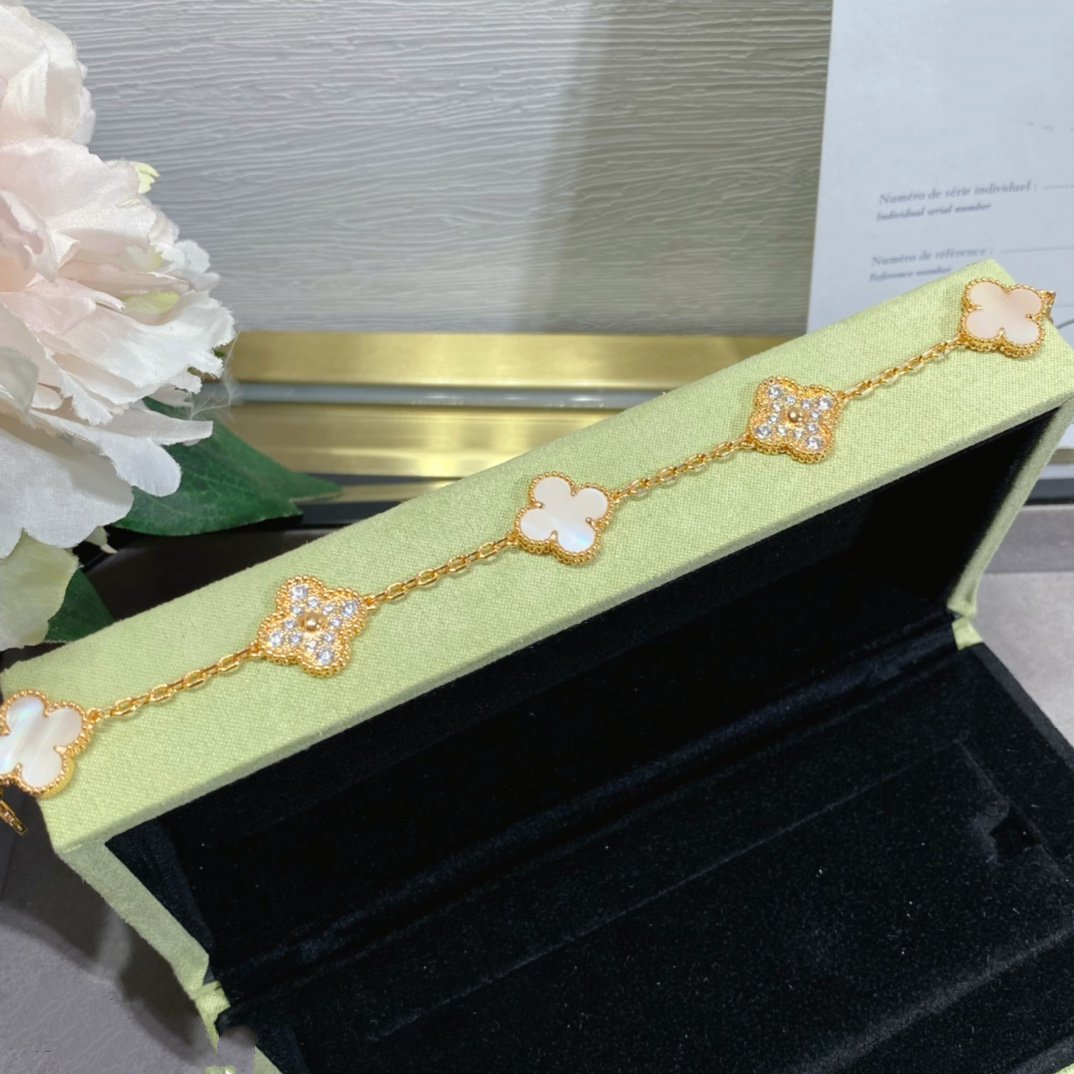 [Joyas Regalia] PULSERA DE ORO ROSA CON 5 MOTIVOS DE TRÉBOL Y DIAMANTES ROSA
