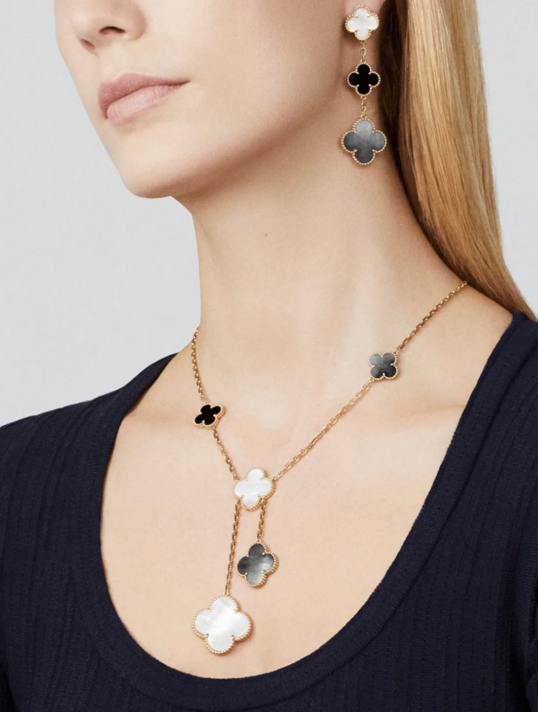 [Joyas Regalia] PENDIENTES DE ORO ROSA OSCURO CON 3 MOTIVOS DE TRÉBOL Y ÓNIX MOP
