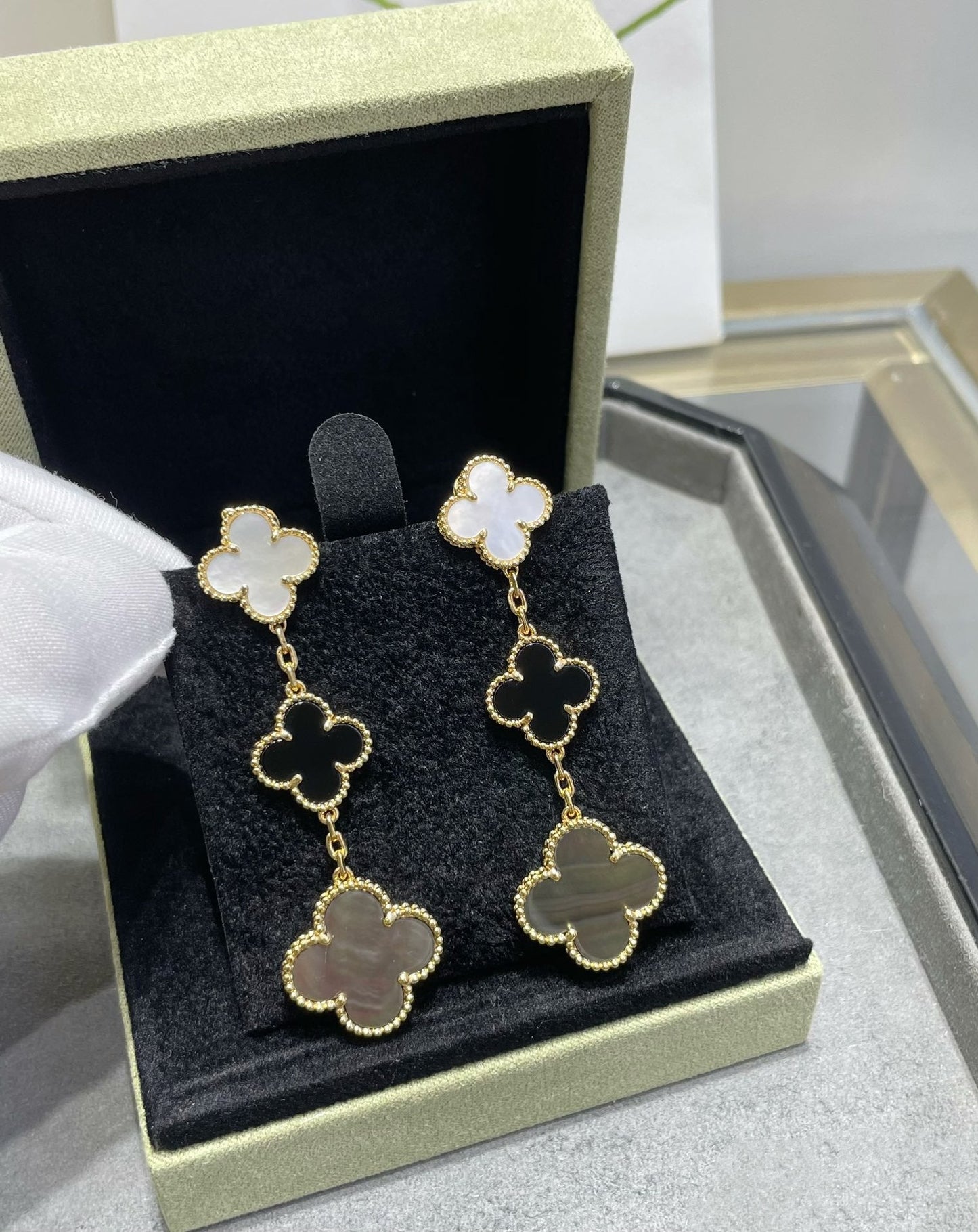 [Joyas Regalia] PENDIENTES DE ORO ROSA OSCURO CON 3 MOTIVOS DE TRÉBOL Y ÓNIX MOP