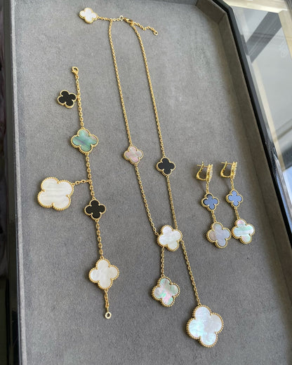 [Joyas Regalia] PENDIENTES DE ORO ROSA OSCURO CON 3 MOTIVOS DE TRÉBOL Y ÓNIX MOP