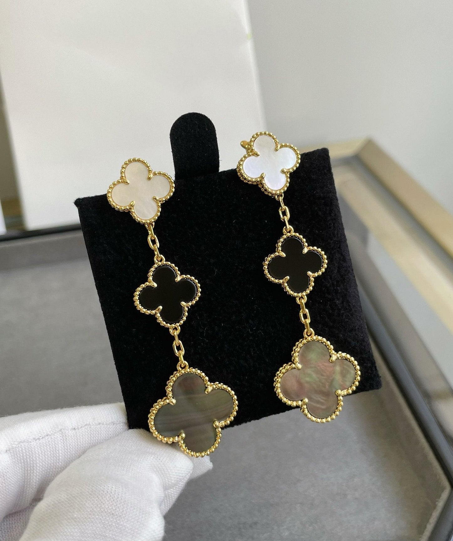 [Joyas Regalia] PENDIENTES DE ORO ROSA OSCURO CON 3 MOTIVOS DE TRÉBOL Y ÓNIX MOP